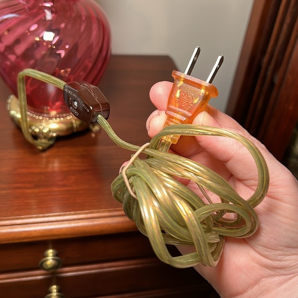 Vintage pink cranberry glass swirl optic gold brass footed pedestal desk lamp - Picture 9 of 10